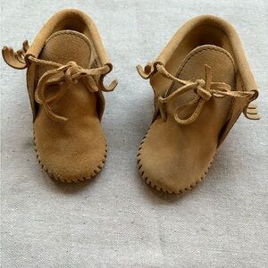 Minnetonka Kids Moccasins in Tan Suede